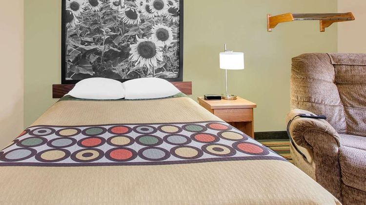 Super 8 Mt Pleasant Room