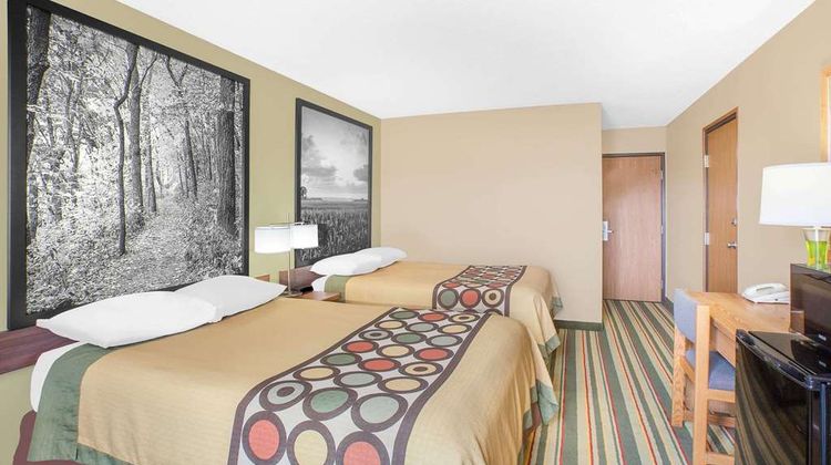 Super 8 Mt Pleasant Room