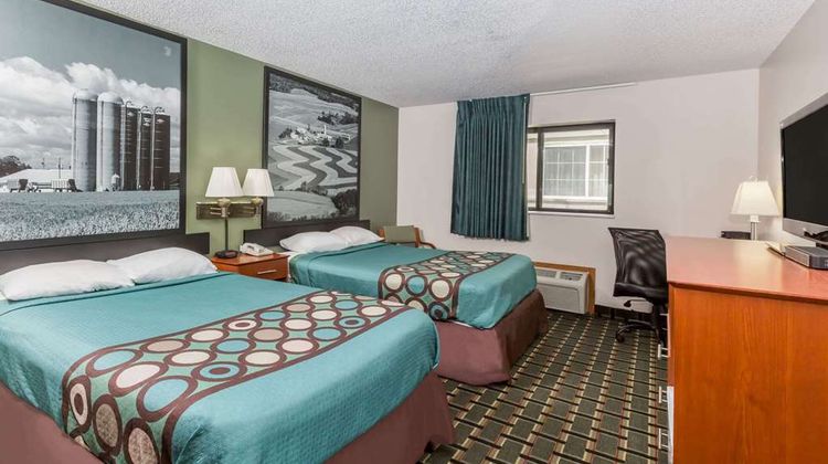 Super 8 Osceola Room
