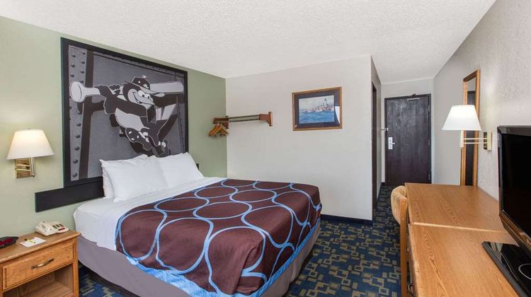 Super 8 Aberdeen Room