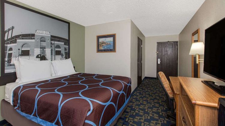Super 8 Aberdeen Room