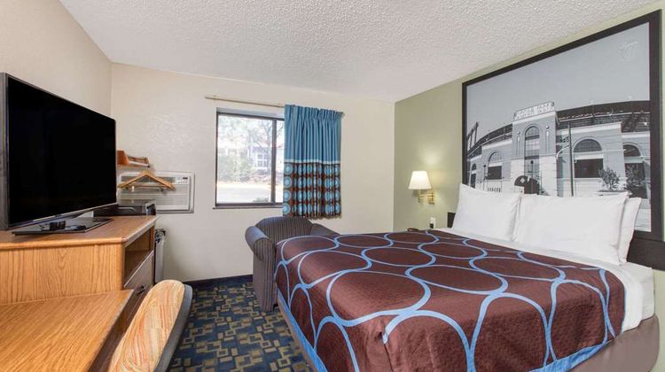 Super 8 Aberdeen Room