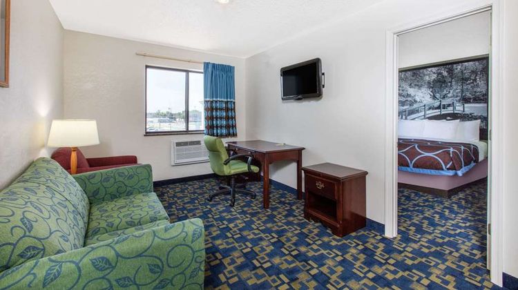 Super 8 Aberdeen Room