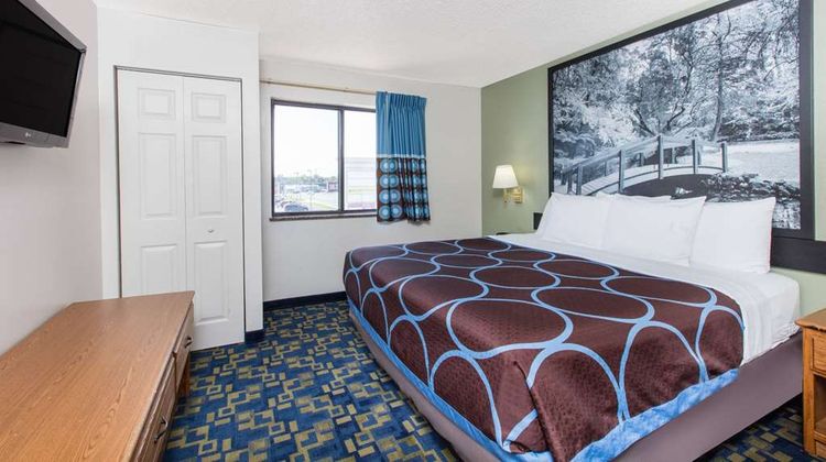 Super 8 Aberdeen Room