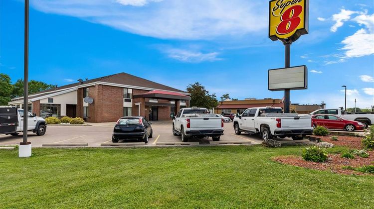 Super 8 Watertown Exterior