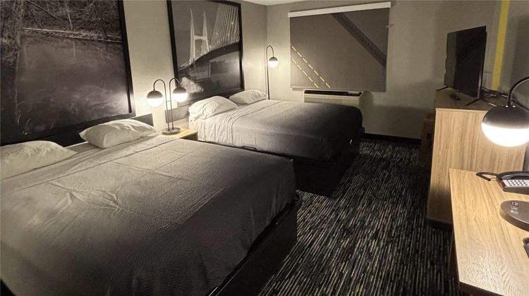 Super 8 Springfield North  I-44 Room