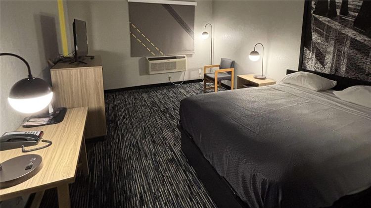 Super 8 Springfield North  I-44 Room