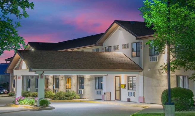 Super 8 Knoxville Exterior