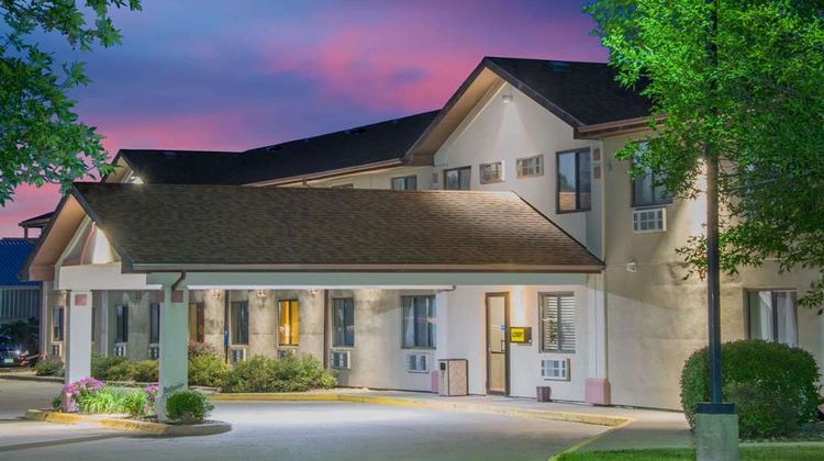 Super 8 Knoxville Exterior