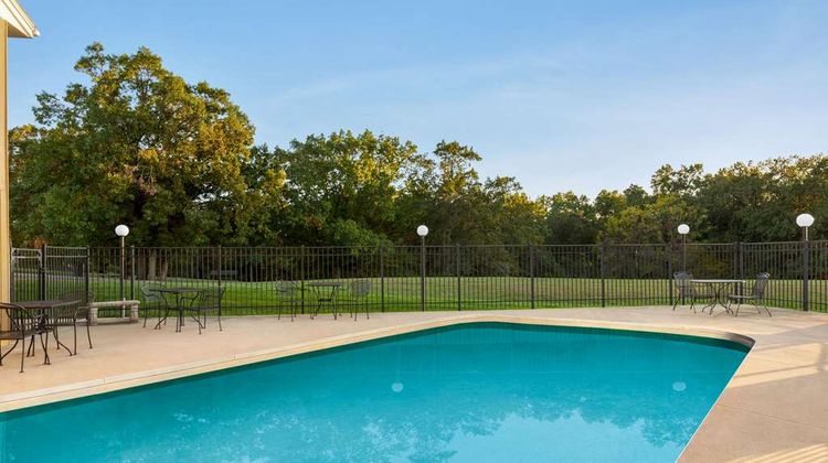 Super 8 Hannibal Pool
