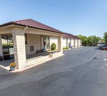 Super 8 Branson/Andy Williams Theatre Exterior