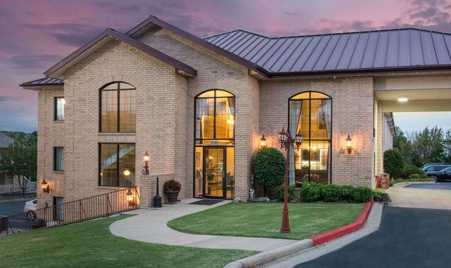 Super 8 Branson/Andy Williams Theatre Exterior
