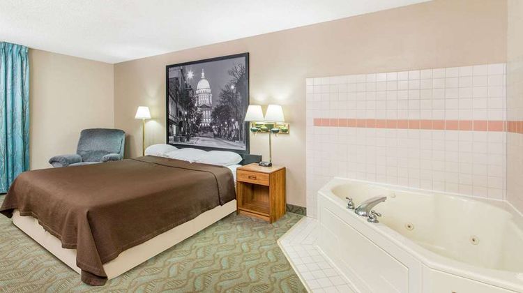 Super 8 Dodgeville Suite