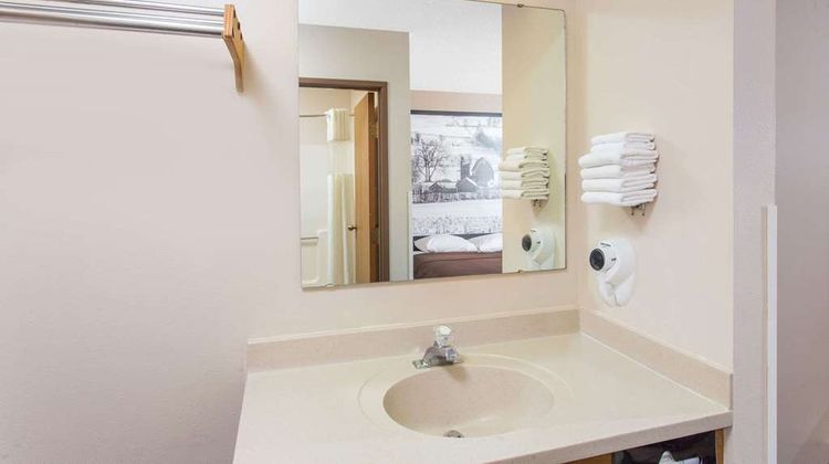 Super 8 Dodgeville Room