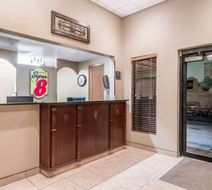 Super 8 Bismarck Lobby