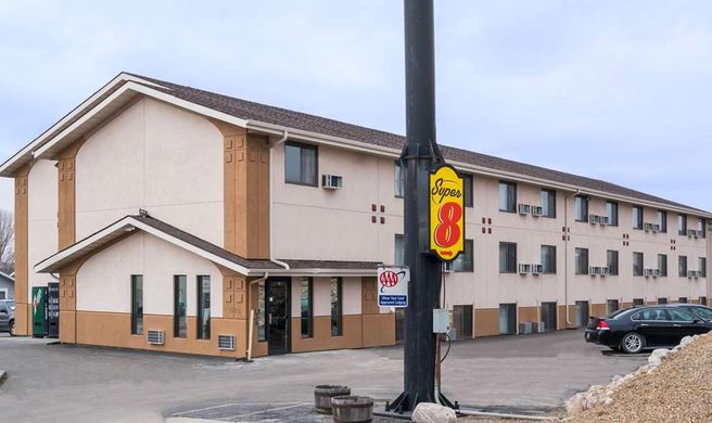 Super 8 Bismarck Exterior