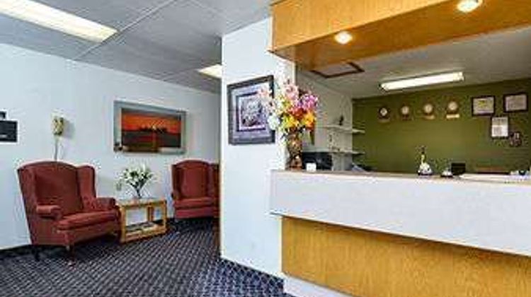 Super 8 Minot Lobby