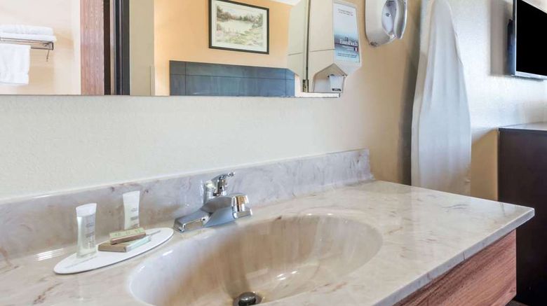 <b>Super 8 Higginsville Room</b>. Images powered by <a href="https://iceportal.shijigroup.com/" title="IcePortal" target="_blank">IcePortal</a>.