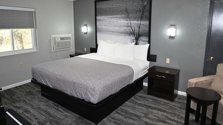 <b>Super 8 Higginsville Room</b>. Images powered by <a href="https://iceportal.shijigroup.com/" title="IcePortal" target="_blank">IcePortal</a>.
