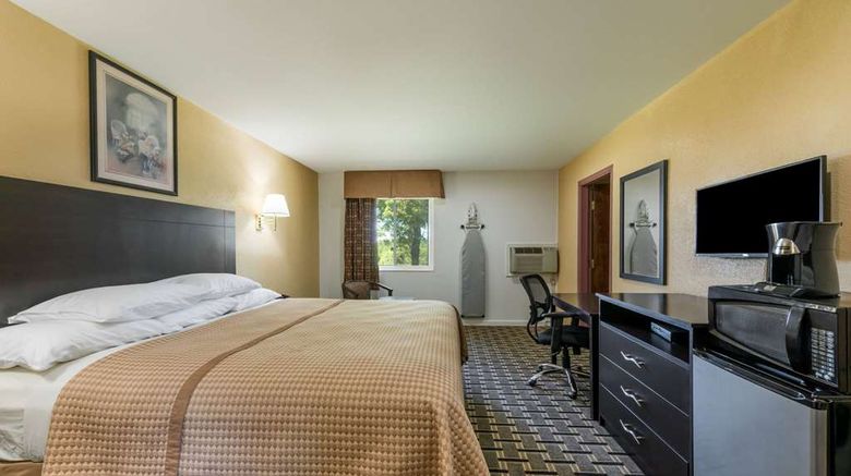 <b>Super 8 Higginsville Room</b>. Images powered by <a href="https://iceportal.shijigroup.com/" title="IcePortal" target="_blank">IcePortal</a>.