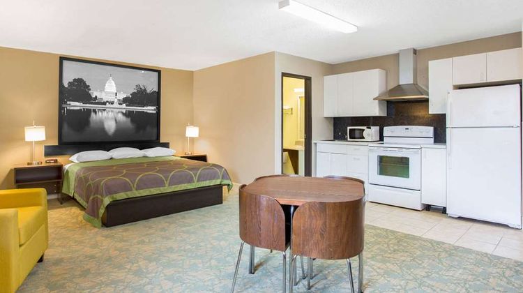 Super 8 Waldorf Suite