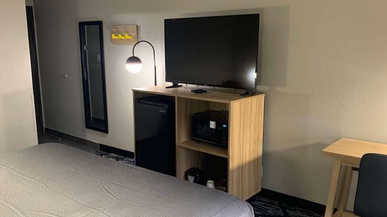 <b>Super 8 by Wyndham Kirksville Room</b>. Images powered by <a href="https://iceportal.shijigroup.com/" title="IcePortal" target="_blank">IcePortal</a>.