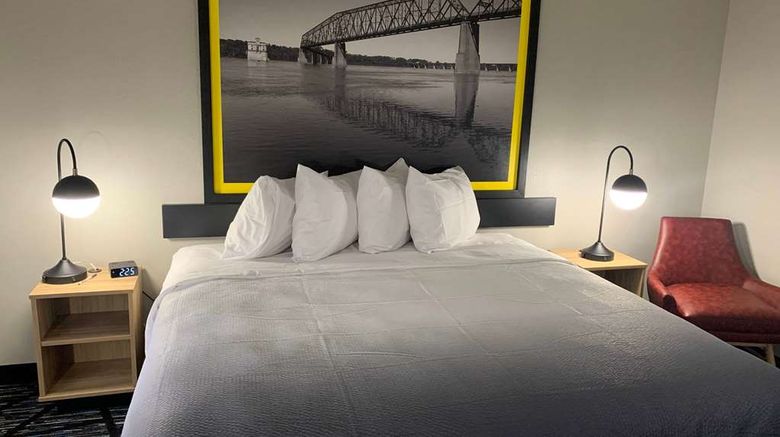 <b>Super 8 by Wyndham Kirksville Room</b>. Images powered by <a href="https://iceportal.shijigroup.com/" title="IcePortal" target="_blank">IcePortal</a>.