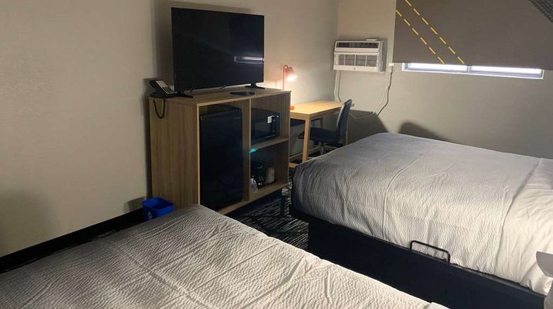 <b>Super 8 by Wyndham Kirksville Room</b>. Images powered by <a href="https://iceportal.shijigroup.com/" title="IcePortal" target="_blank">IcePortal</a>.