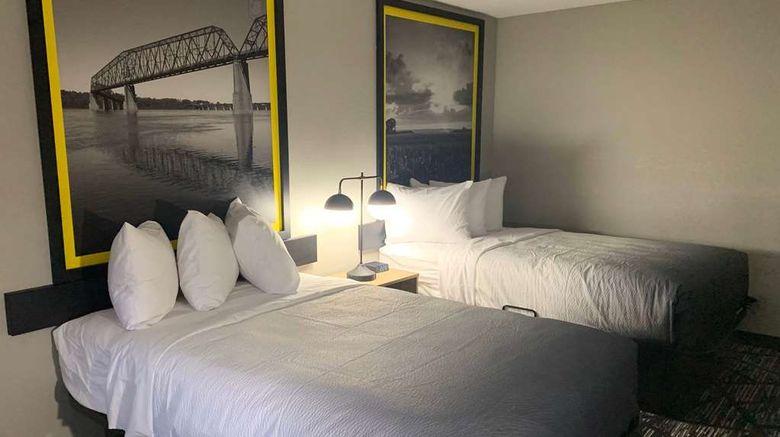 <b>Super 8 by Wyndham Kirksville Room</b>. Images powered by <a href="https://iceportal.shijigroup.com/" title="IcePortal" target="_blank">IcePortal</a>.