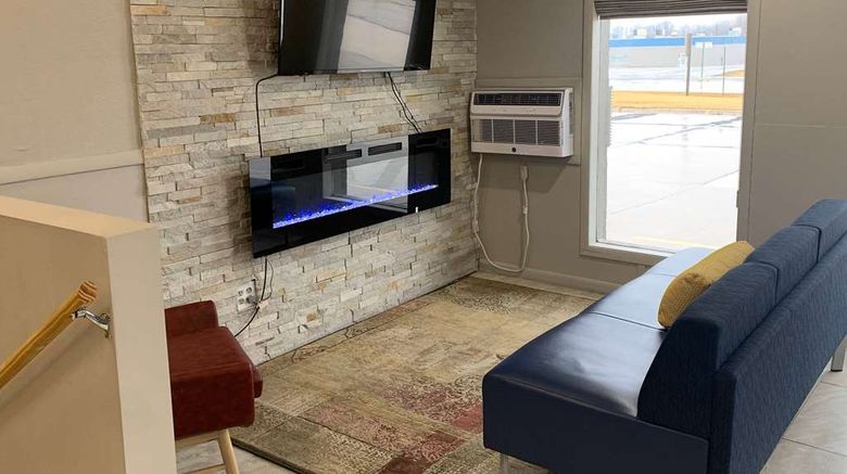 <b>Super 8 by Wyndham Kirksville Lobby</b>. Images powered by <a href="https://iceportal.shijigroup.com/" title="IcePortal" target="_blank">IcePortal</a>.