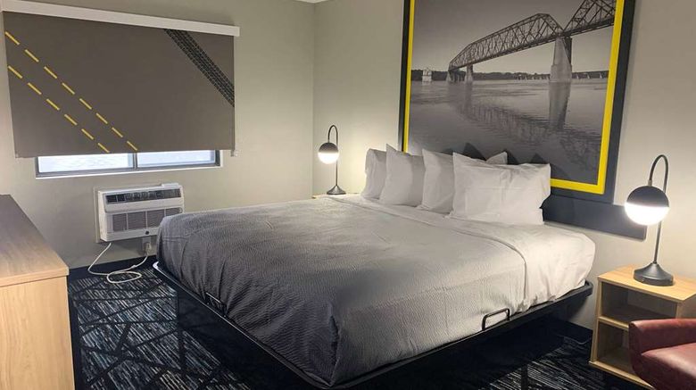 <b>Super 8 by Wyndham Kirksville Room</b>. Images powered by <a href="https://iceportal.shijigroup.com/" title="IcePortal" target="_blank">IcePortal</a>.