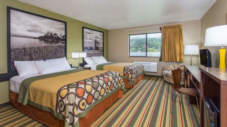 Super 8 Houghton Room