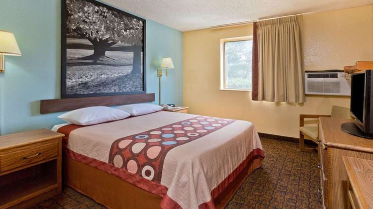 Super 8 Lexington Park/California Area Room