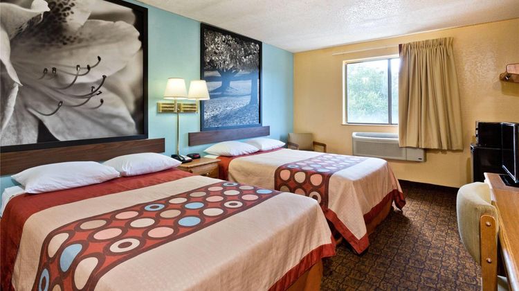 Super 8 Lexington Park/California Area Room