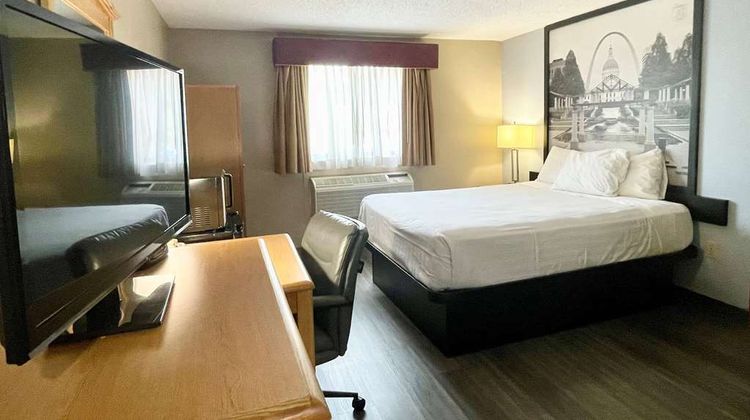 Super 8 St. Clair MO Room
