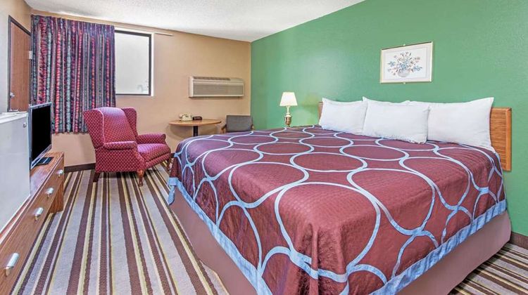 Super 8 Sullivan Suite