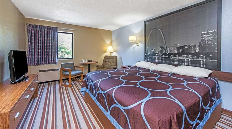 Super 8 Sullivan Suite