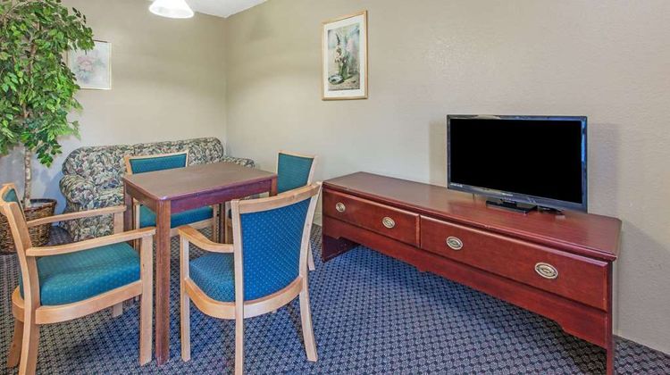 Super 8 Sullivan Room