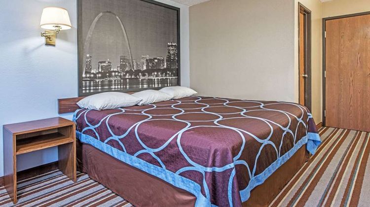 Super 8 Sullivan Room