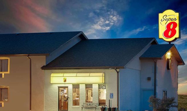 Super 8 Marshall Exterior
