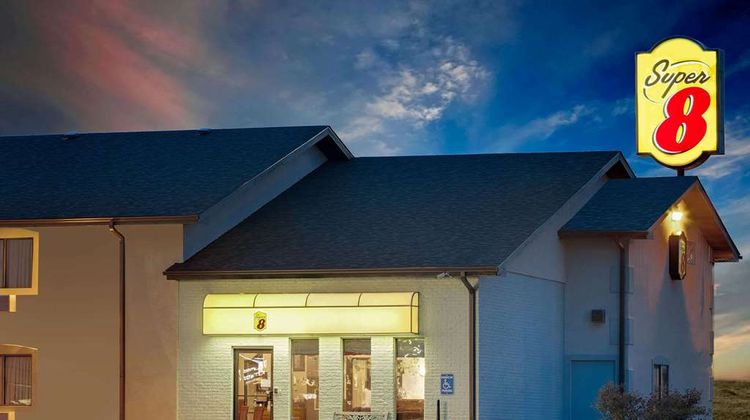 Super 8 Marshall Exterior