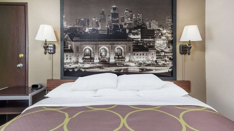 Super 8 Warrensburg Room