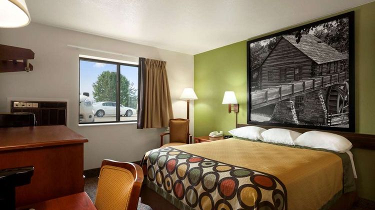Super 8 Macon Room