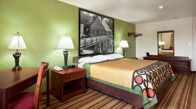 Super 8 Macon Suite