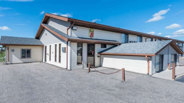 Super 8 Devils Lake Exterior