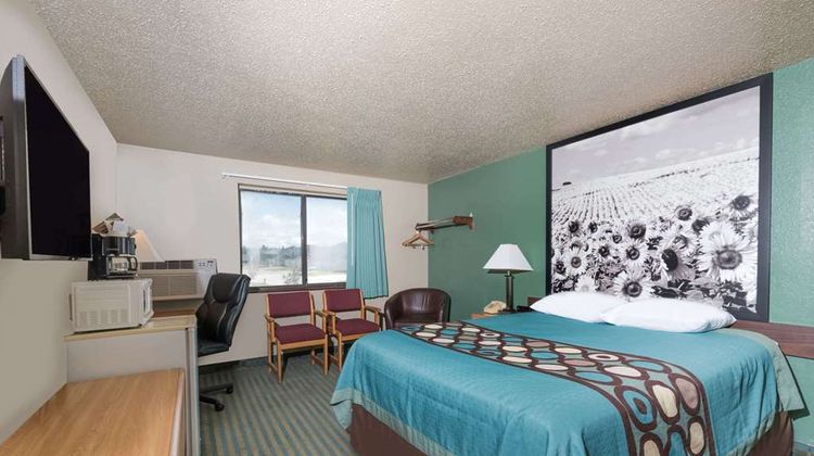 Super 8 Devils Lake Room