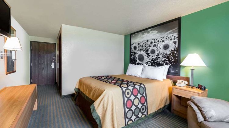 Super 8 Devils Lake Room
