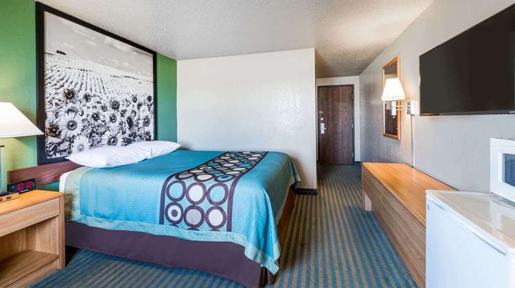 Super 8 Devils Lake Room