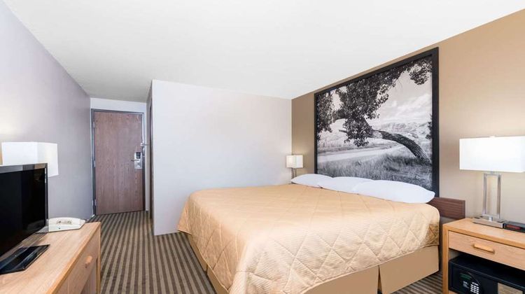 Super 8 Bowman Room