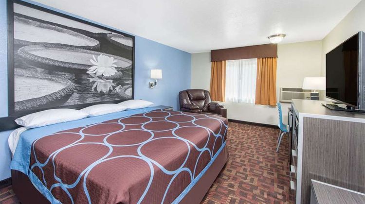Super 8 Moberly Room